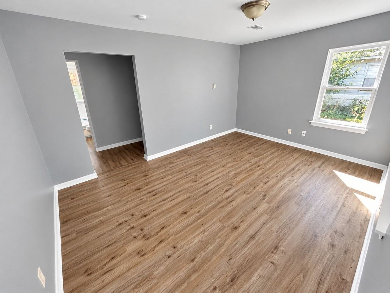 3915 White St - Photo 2 of 6