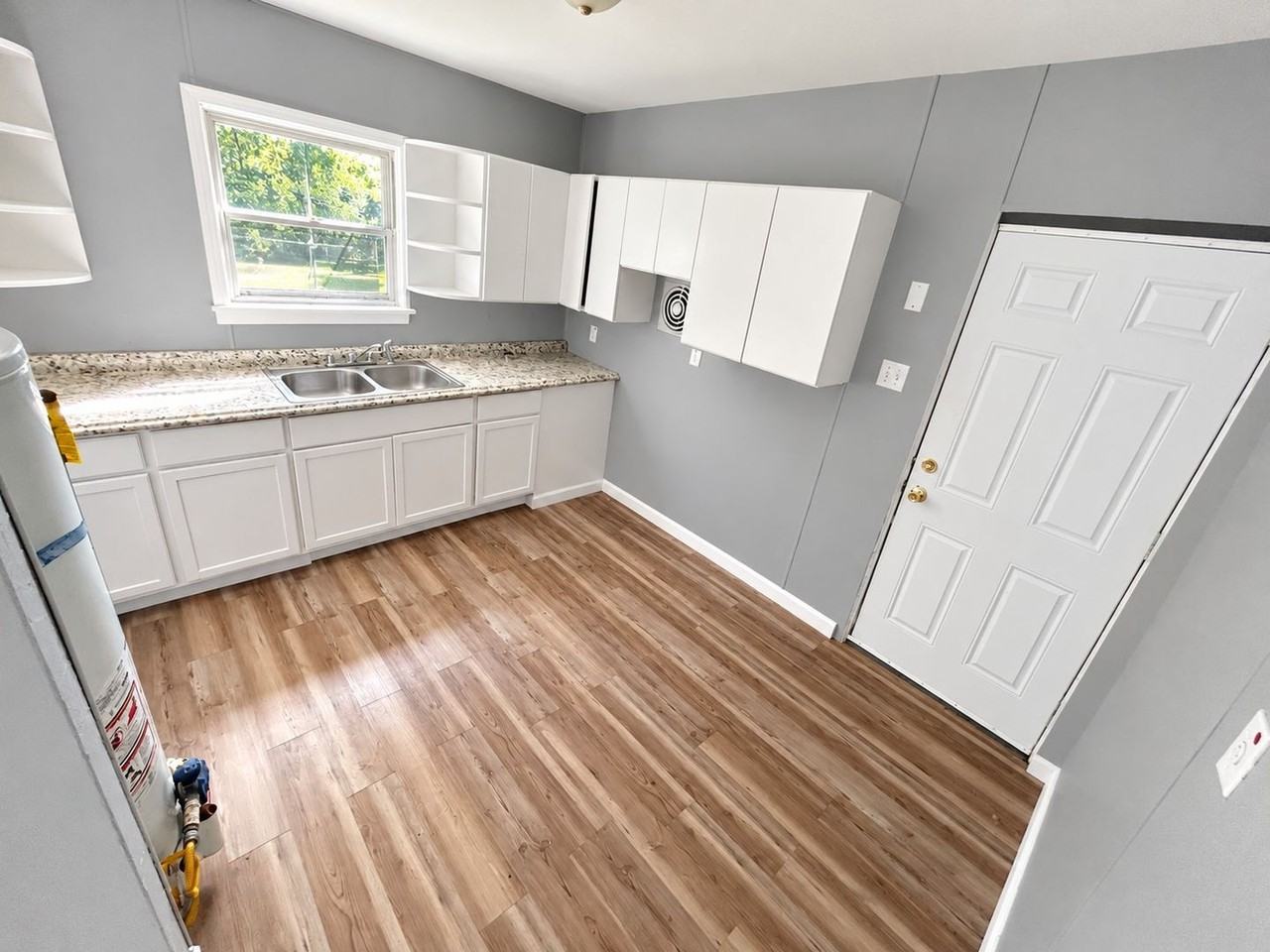 3915 White St - Photo 3 of 6