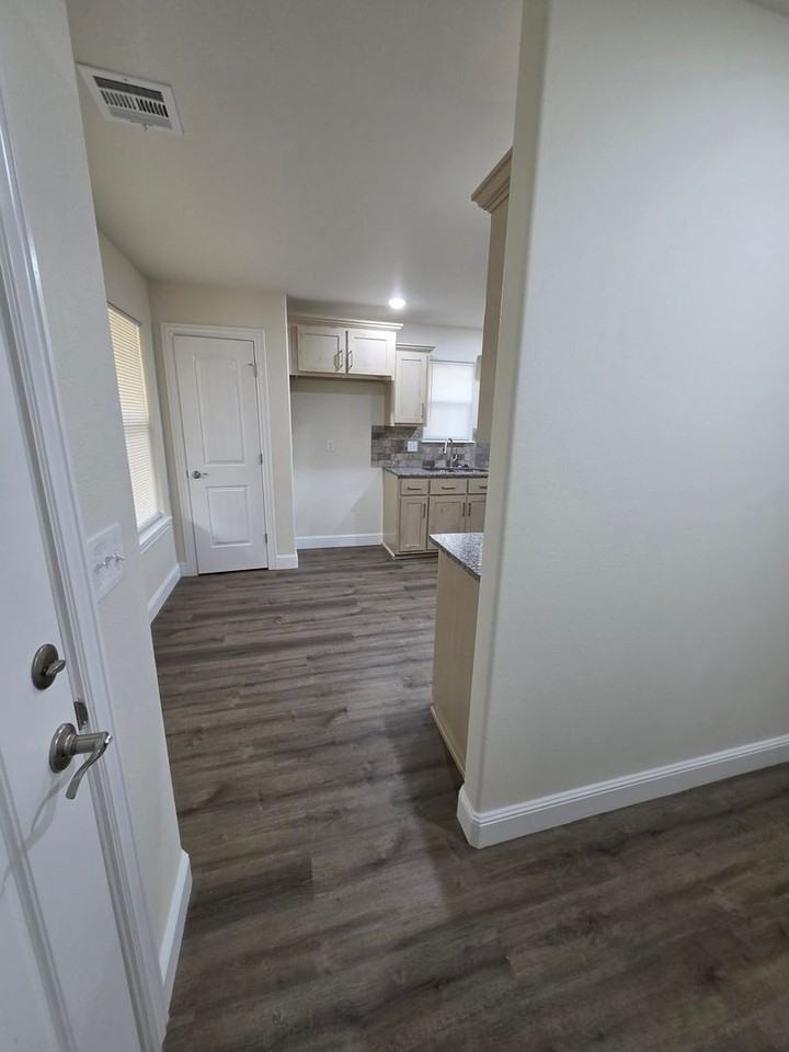 121 N Schifferdecker Ave - Photo 2 of 20