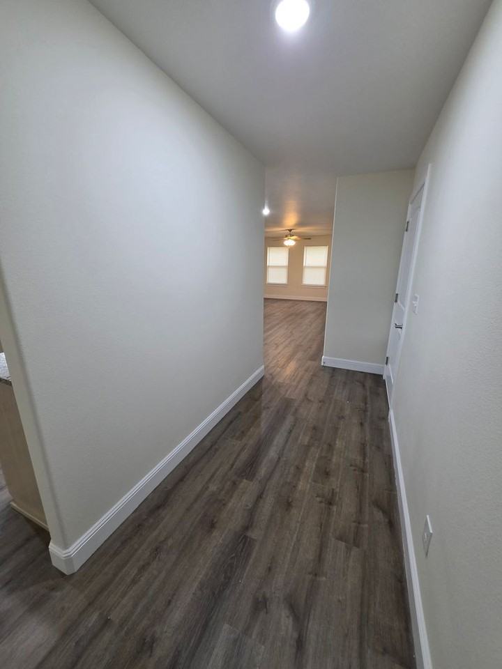 121 N Schifferdecker Ave - Photo 3 of 20