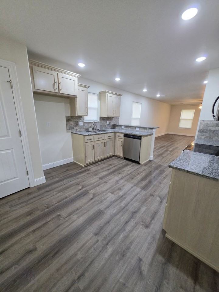 121 N Schifferdecker Ave - Photo 4 of 20