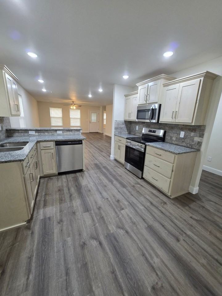 121 N Schifferdecker Ave - Photo 5 of 20