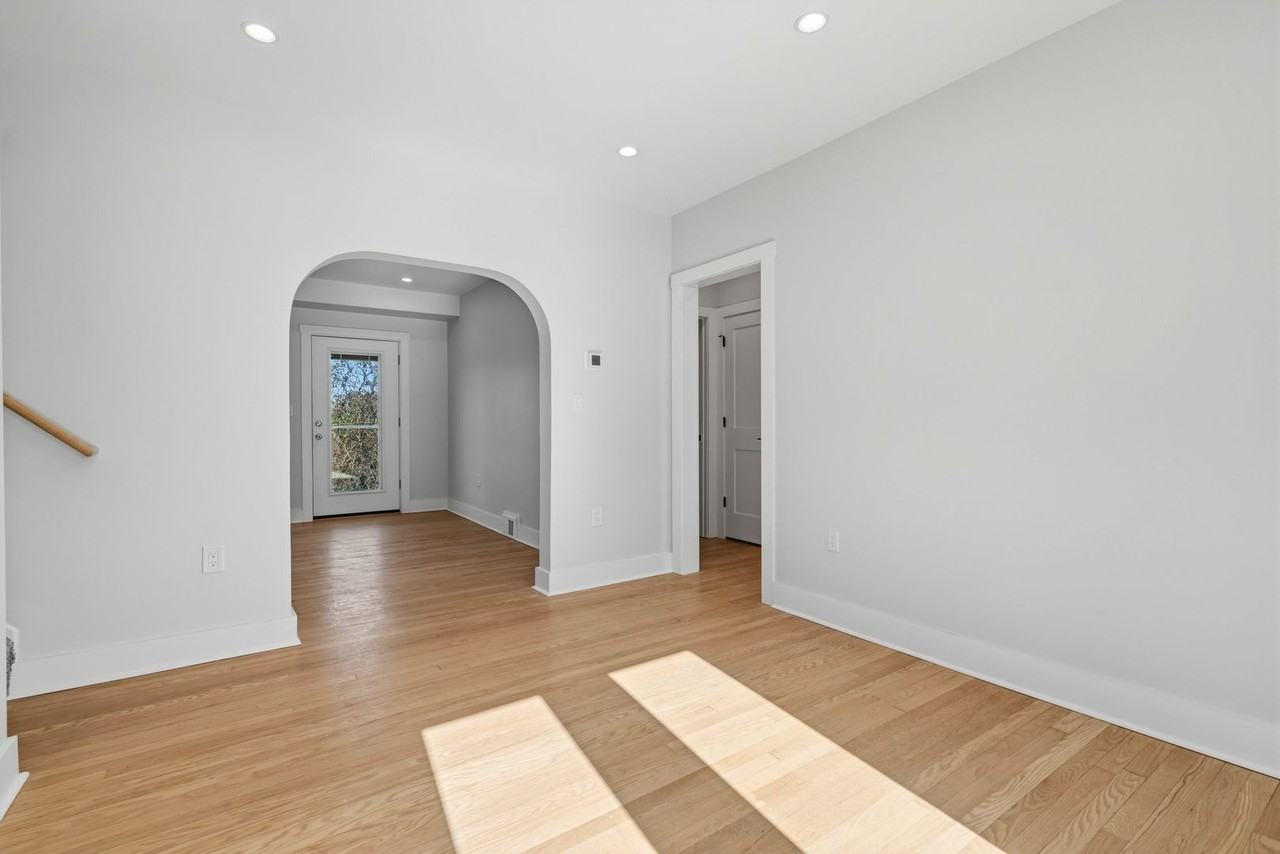 1315 Lesnett Rd - Photo 6 of 33