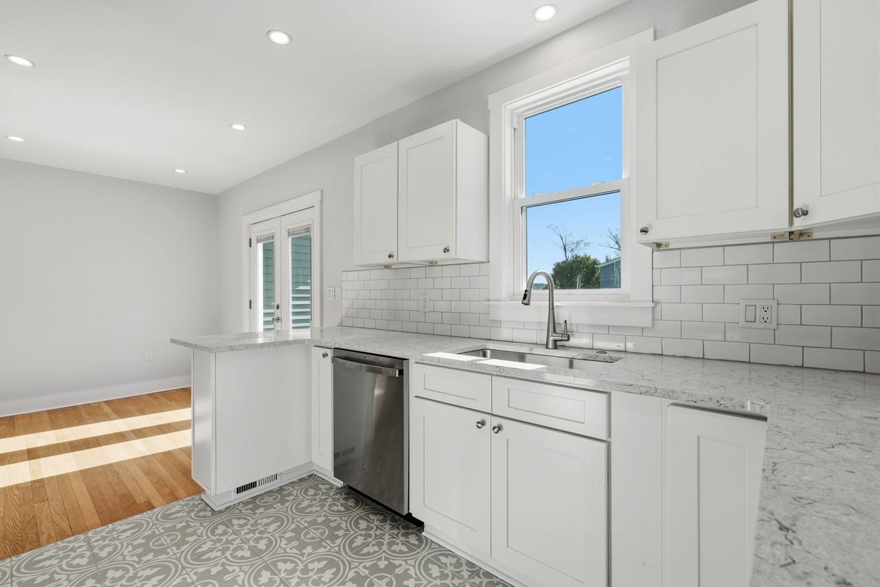 1315 Lesnett Rd - Photo 7 of 33