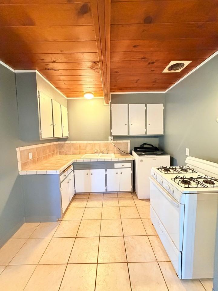 1735 Douglass St - Photo 5 of 19