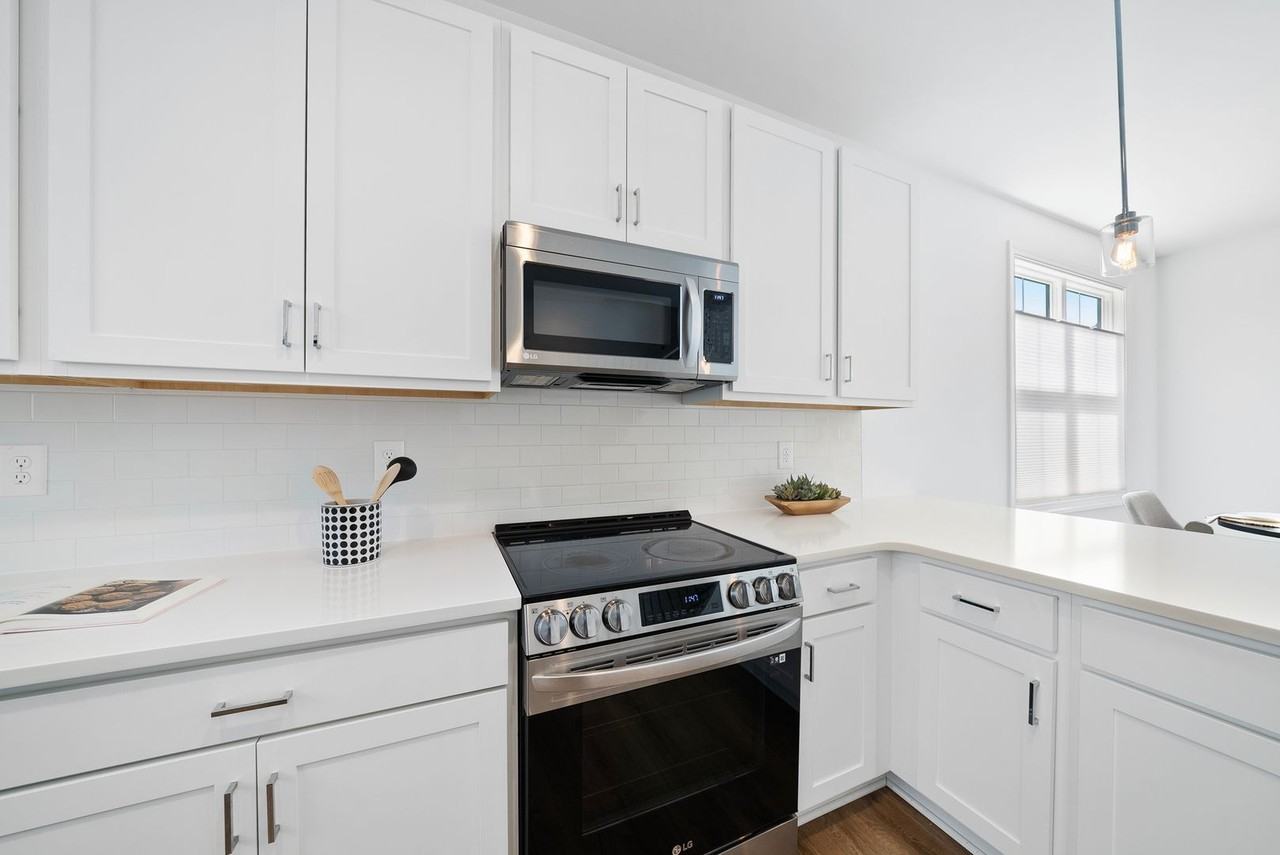 5611 Johnson Woods Ct - Photo 6 of 32