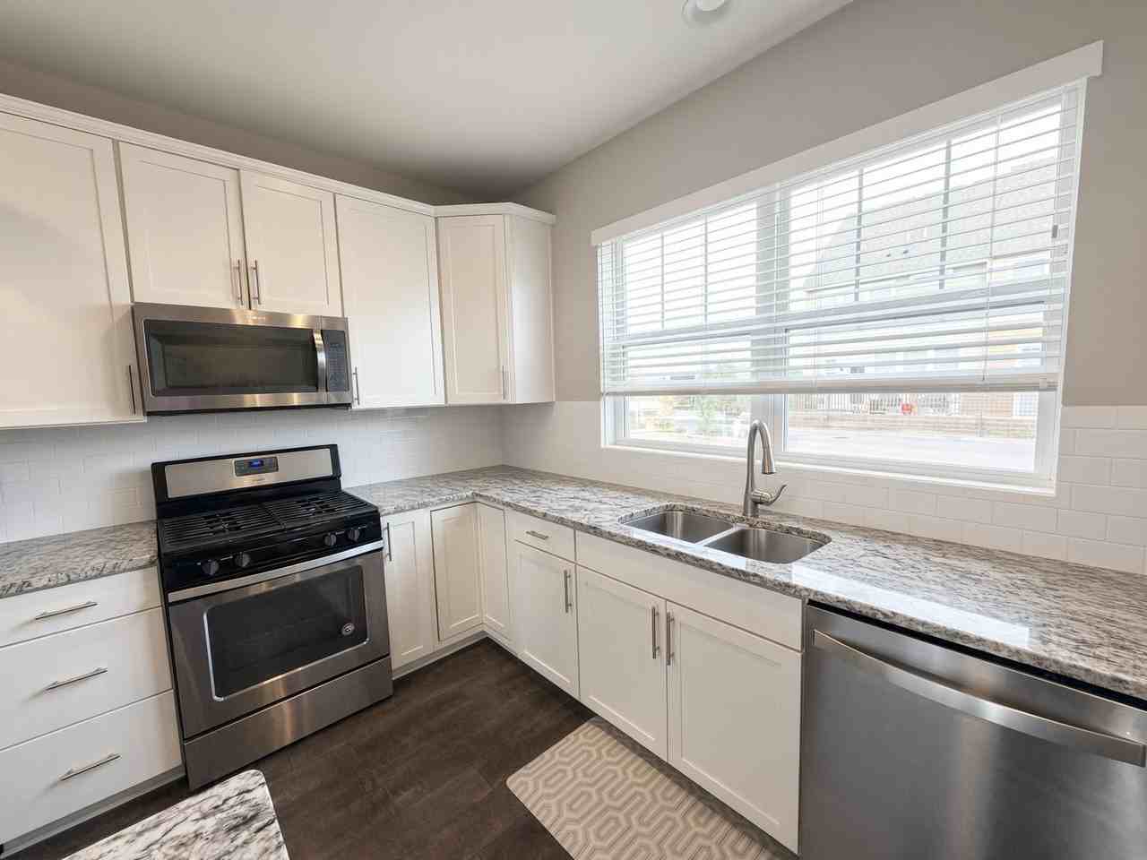 15470 Eames Way - Photo 3 of 33