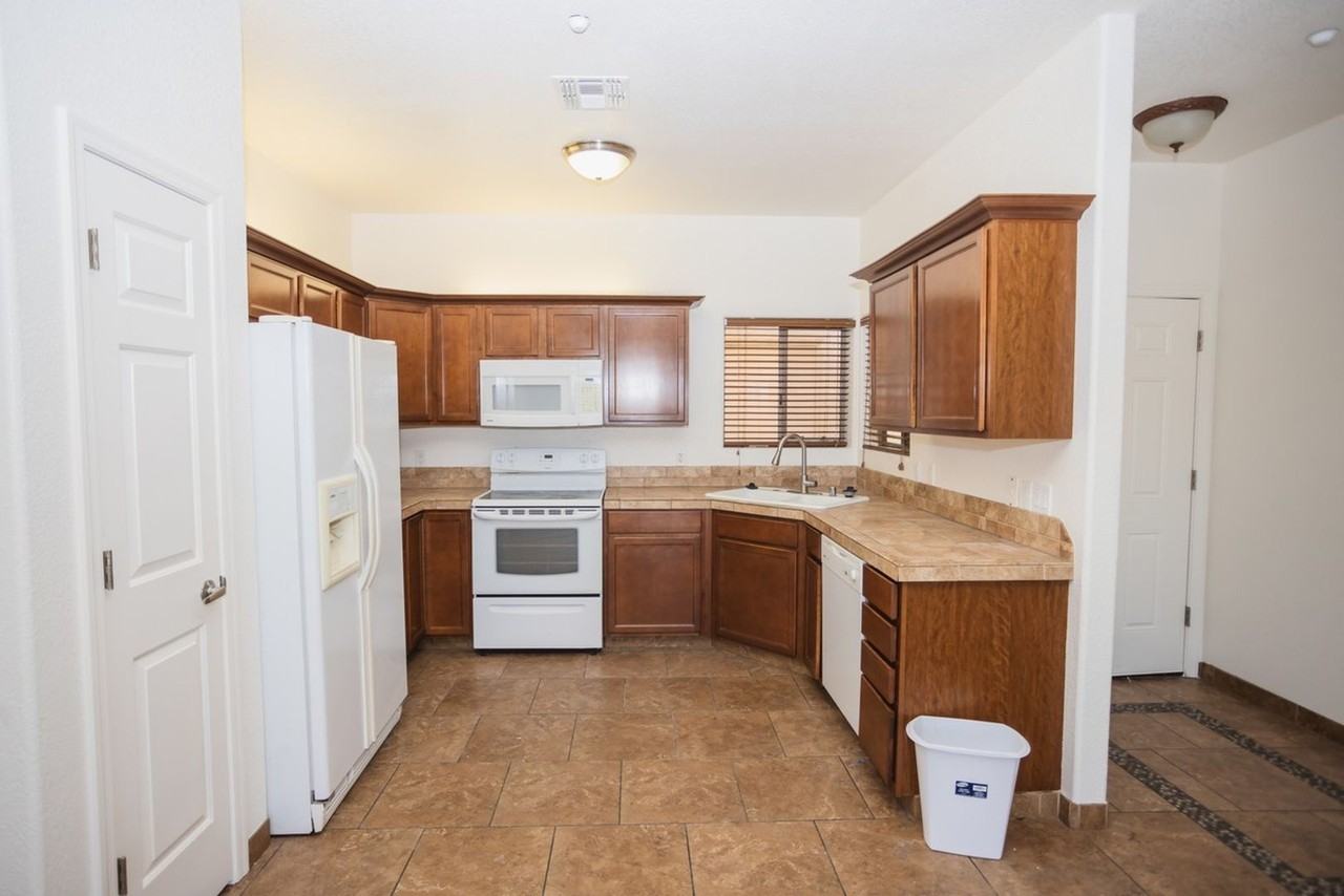 413 Noland Ct - Photo 3 of 23