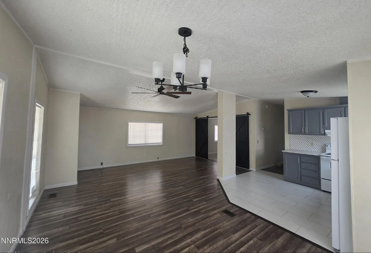 216 Garnet Cir - Photo 3 of 12