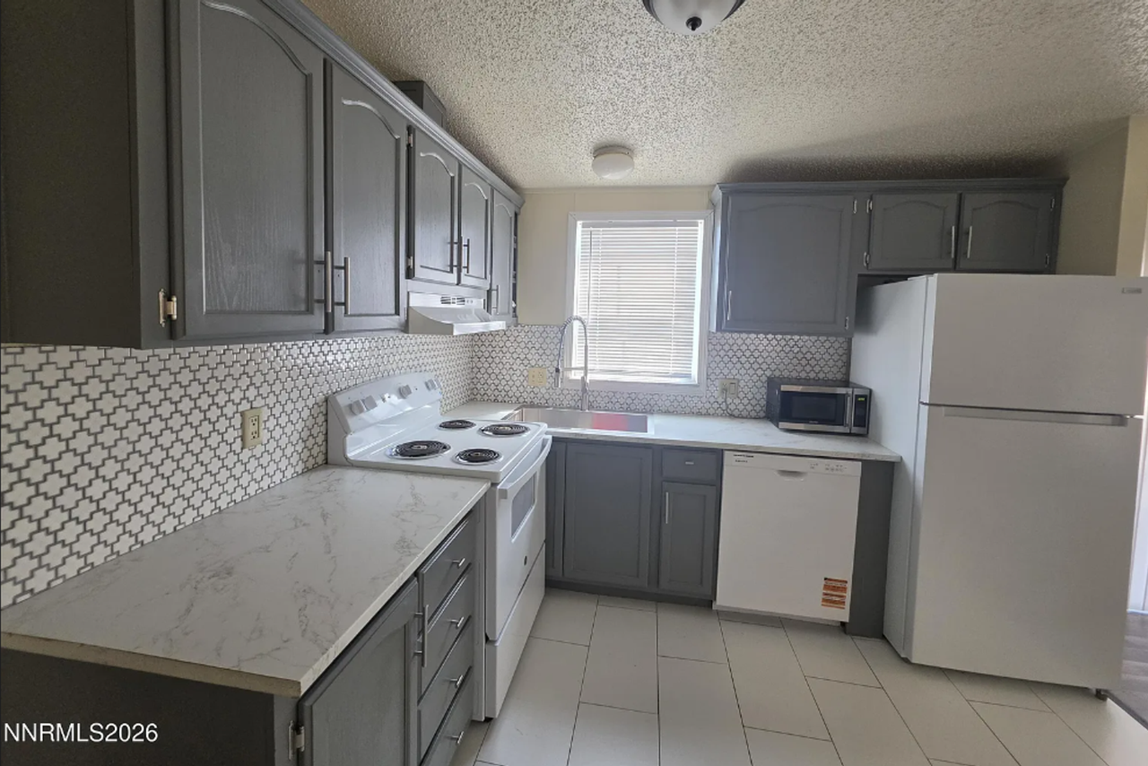 216 Garnet Cir - Photo 4 of 12