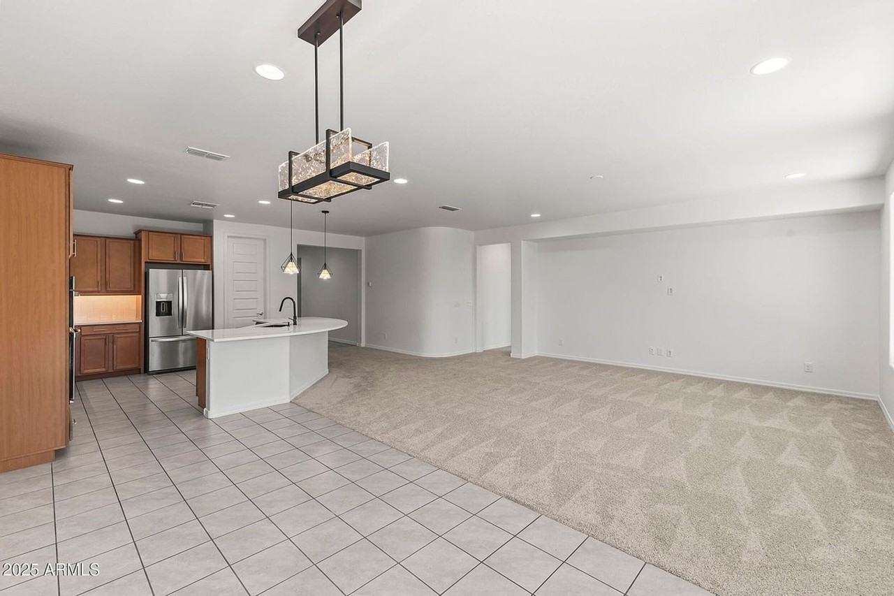 25915 W Quail Ave - Photo 4 of 19