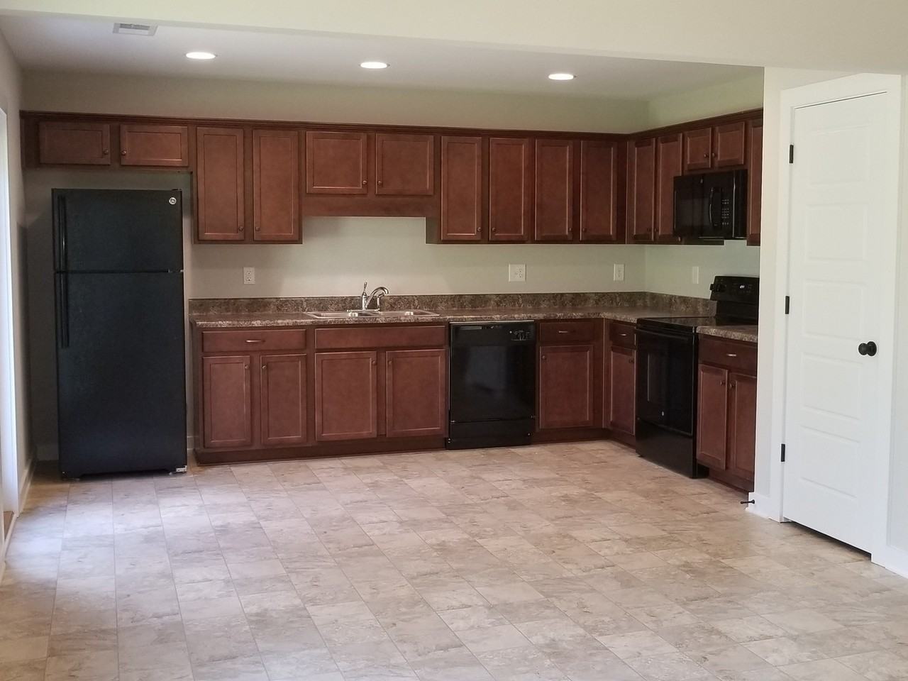 190 Elm Way - Photo 5 of 17