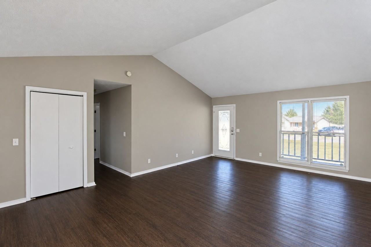 320 State St - Photo 3 of 24