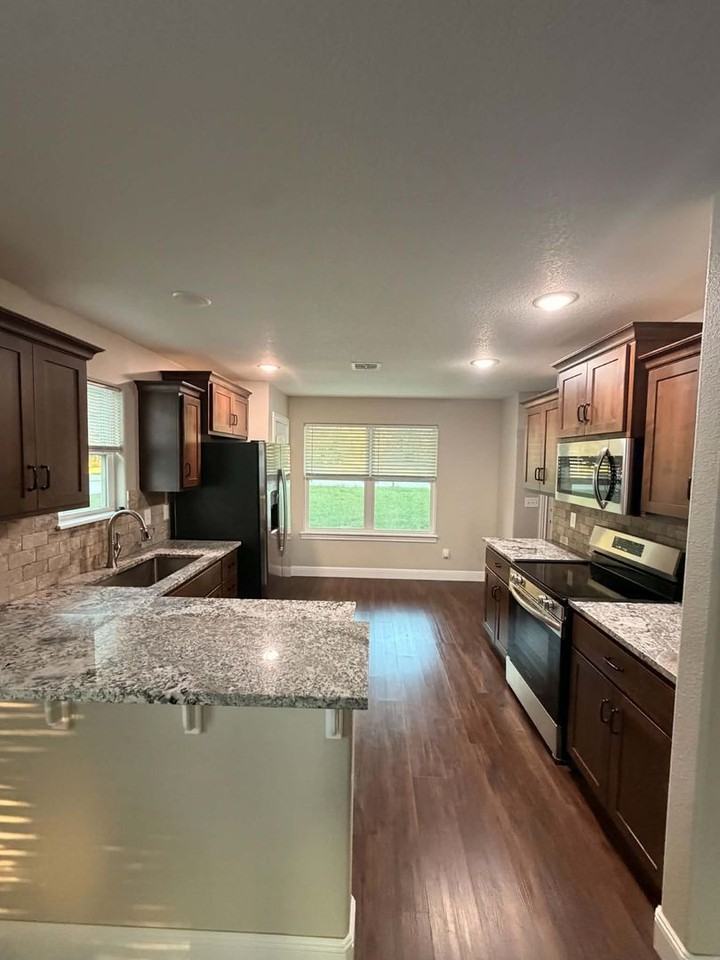 207 Munson St - Photo 5 of 16