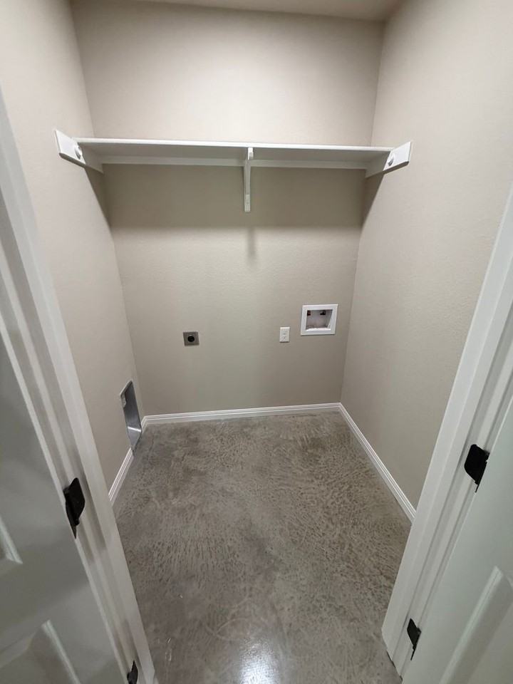 1015 Preston St - Photo 4 of 7