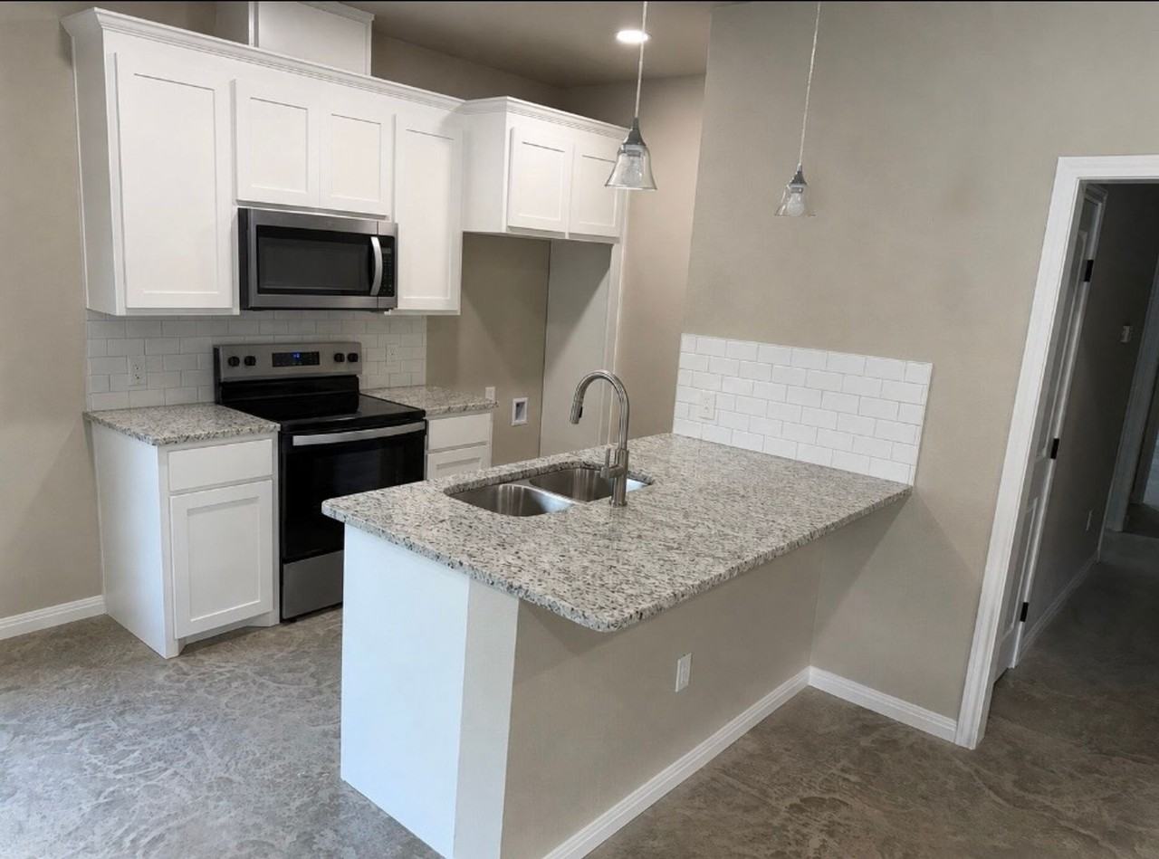 1015 Preston St - Photo 6 of 7