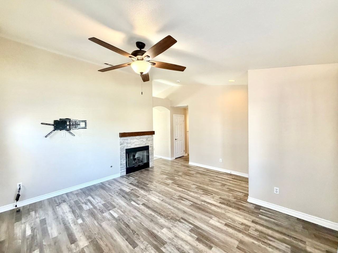 31285 Hamburg Cir - Photo 7 of 33