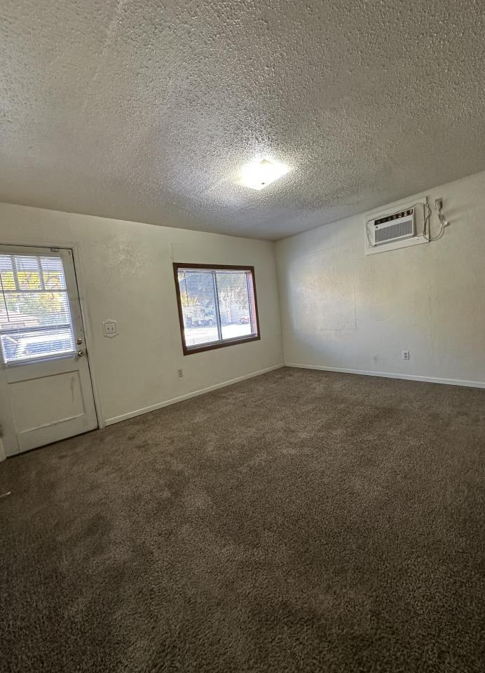 418 9th St W - Photo 2 of 7