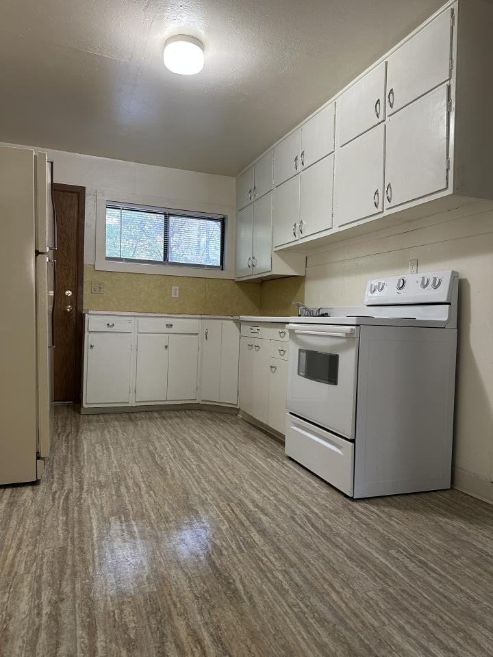 418 9th St W - Photo 3 of 7