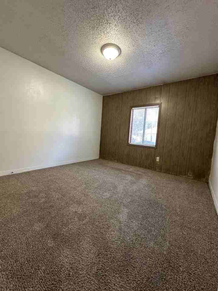 418 9th St W - Photo 4 of 7