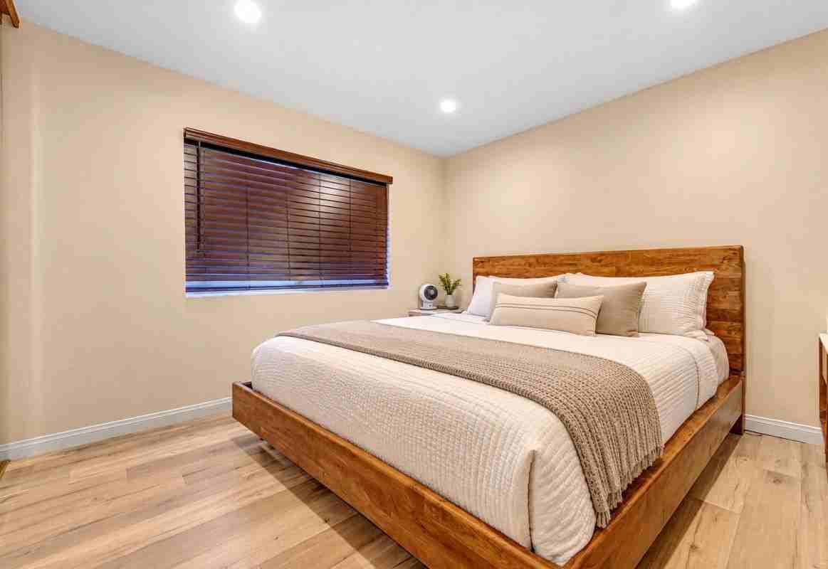 28038 Lakehurst Ave - Photo 4 of 8