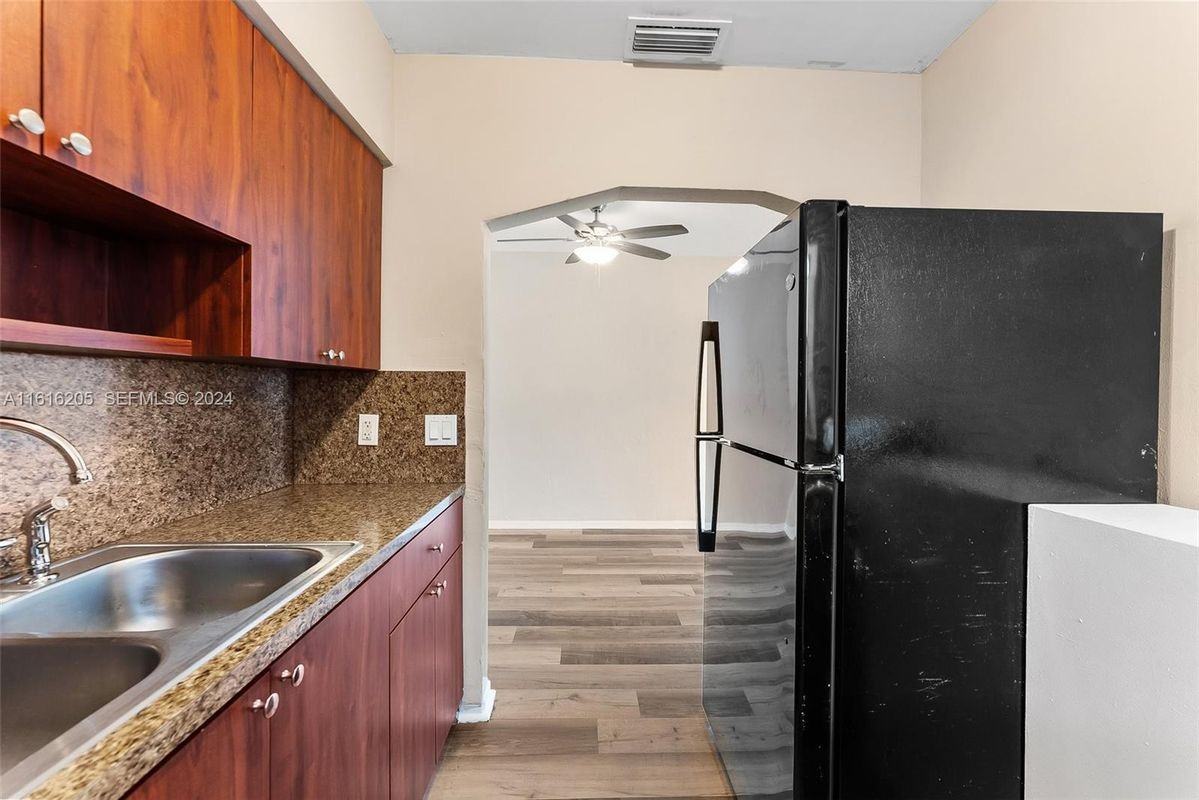 1132 Ne 15th Ave - Photo 2 of 11