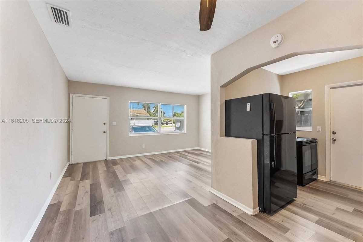 1132 Ne 15th Ave - Photo 3 of 11