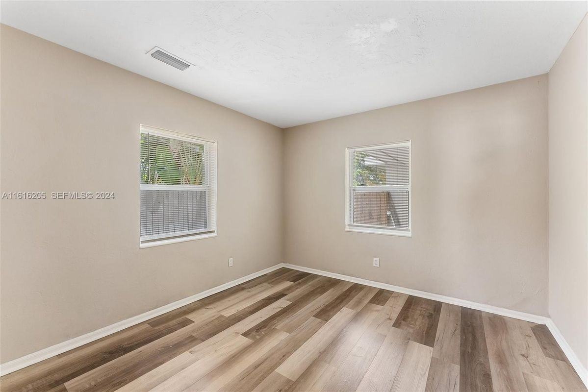1132 Ne 15th Ave - Photo 4 of 11