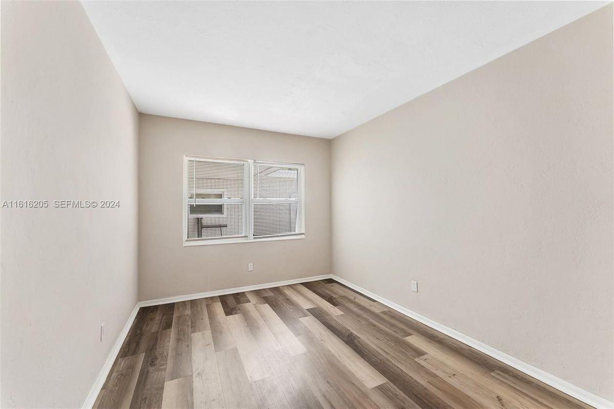 1132 Ne 15th Ave - Photo 5 of 11