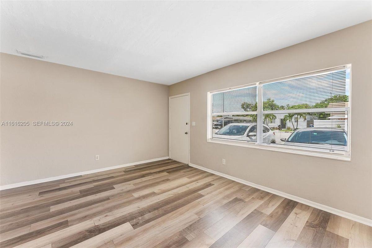 1132 Ne 15th Ave - Photo 7 of 11
