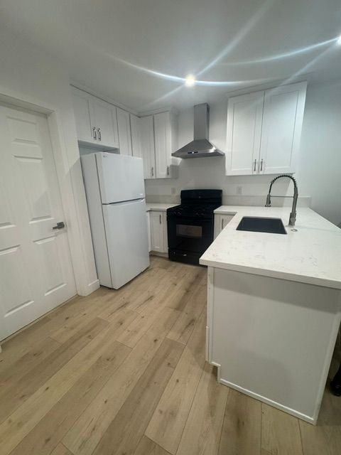 7812 Vanalden Ave - Photo 4 of 9