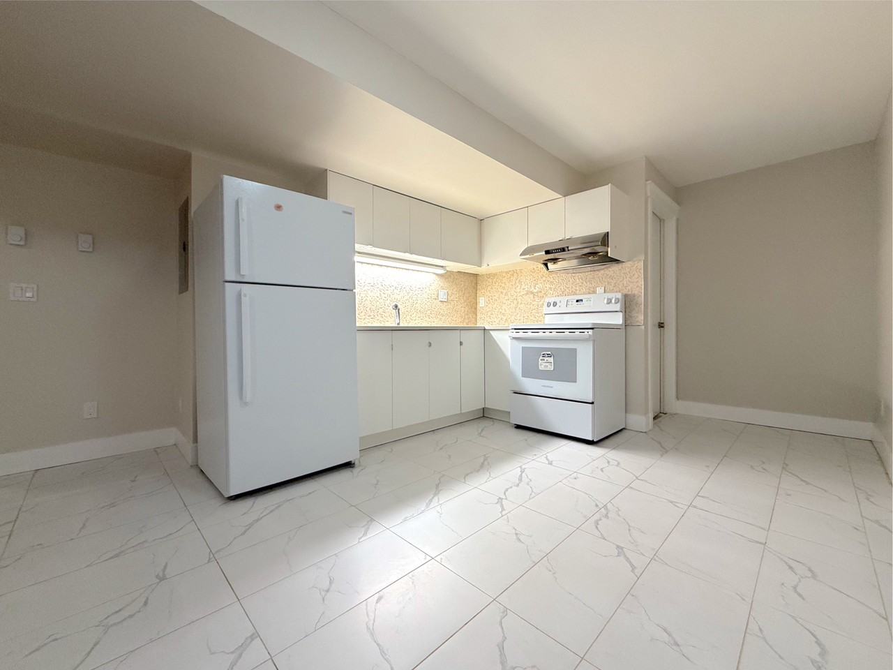 16185 28 Ave - Photo 4 of 14