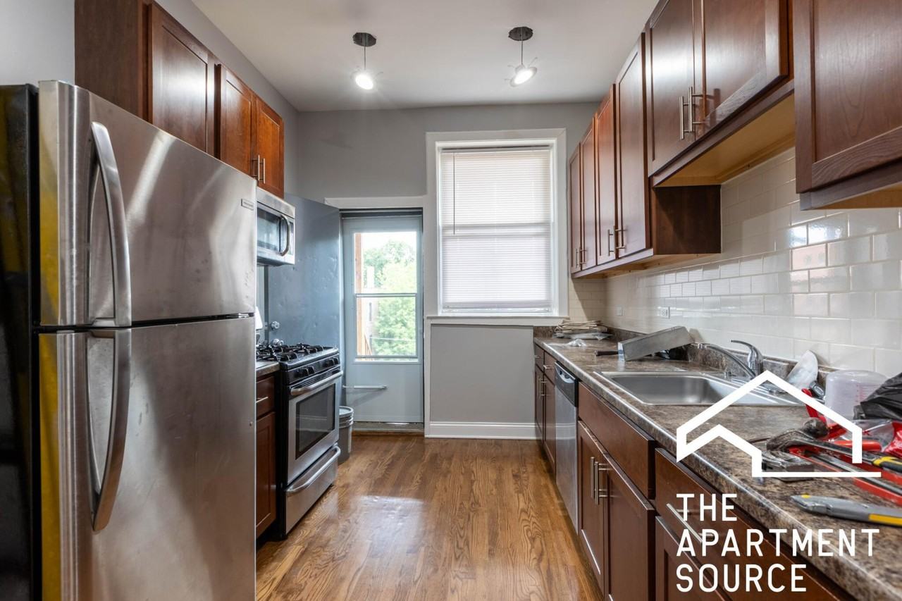 906 W Montrose Ave #3 - Photo 2 of 18