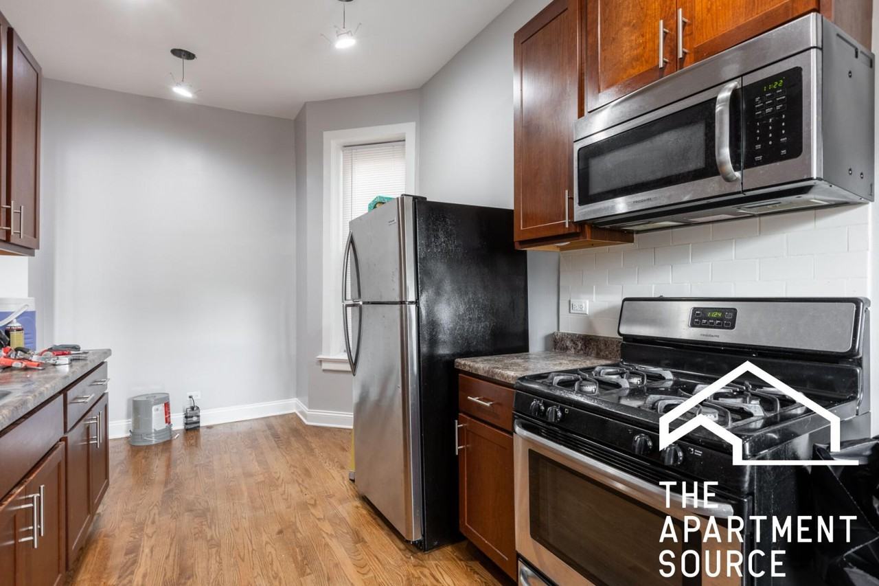 906 W Montrose Ave #3 - Photo 3 of 18