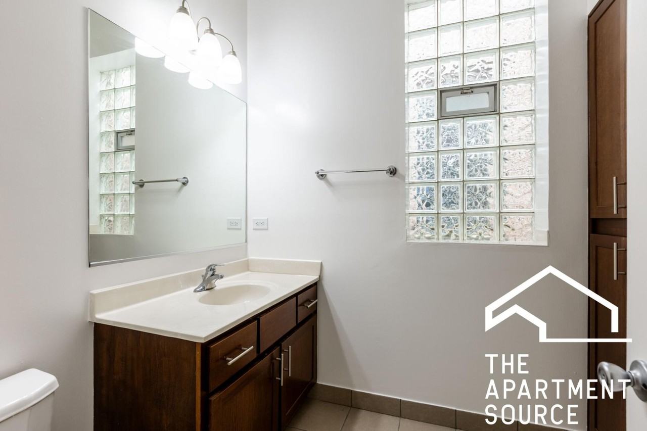 906 W Montrose Ave #3 - Photo 6 of 18