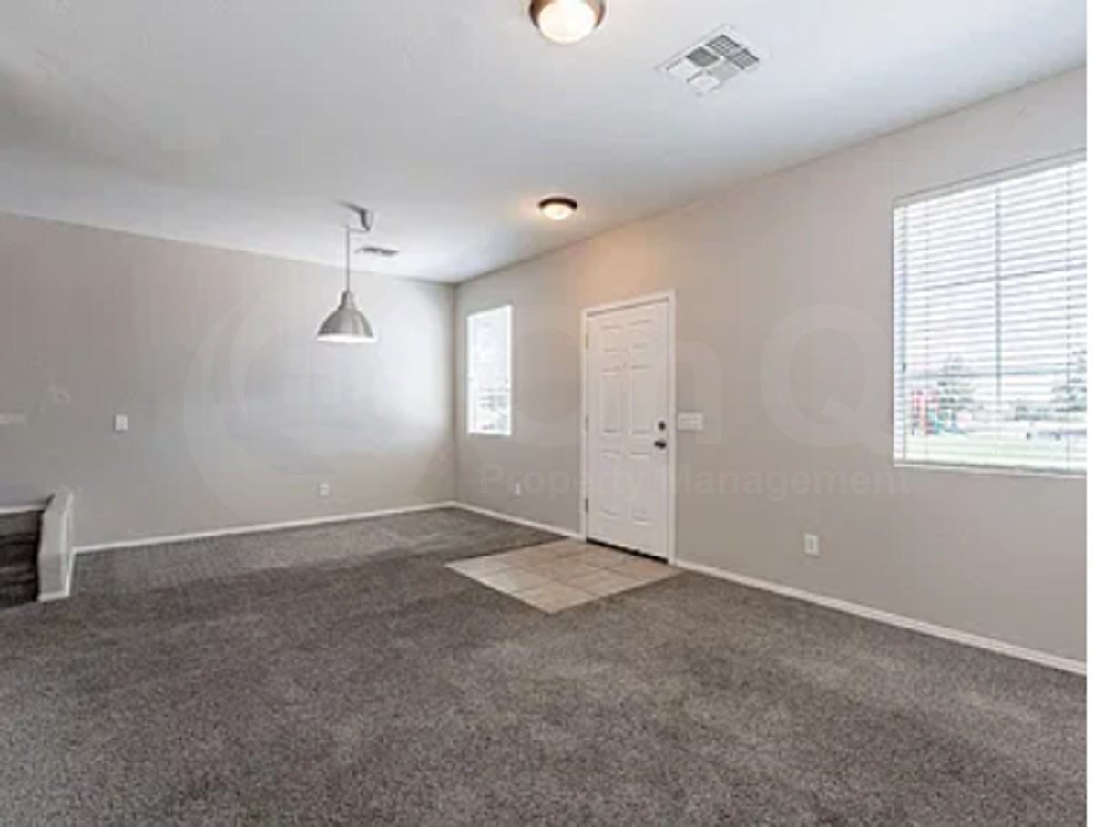5204 W Albeniz Pl - Photo 4 of 11