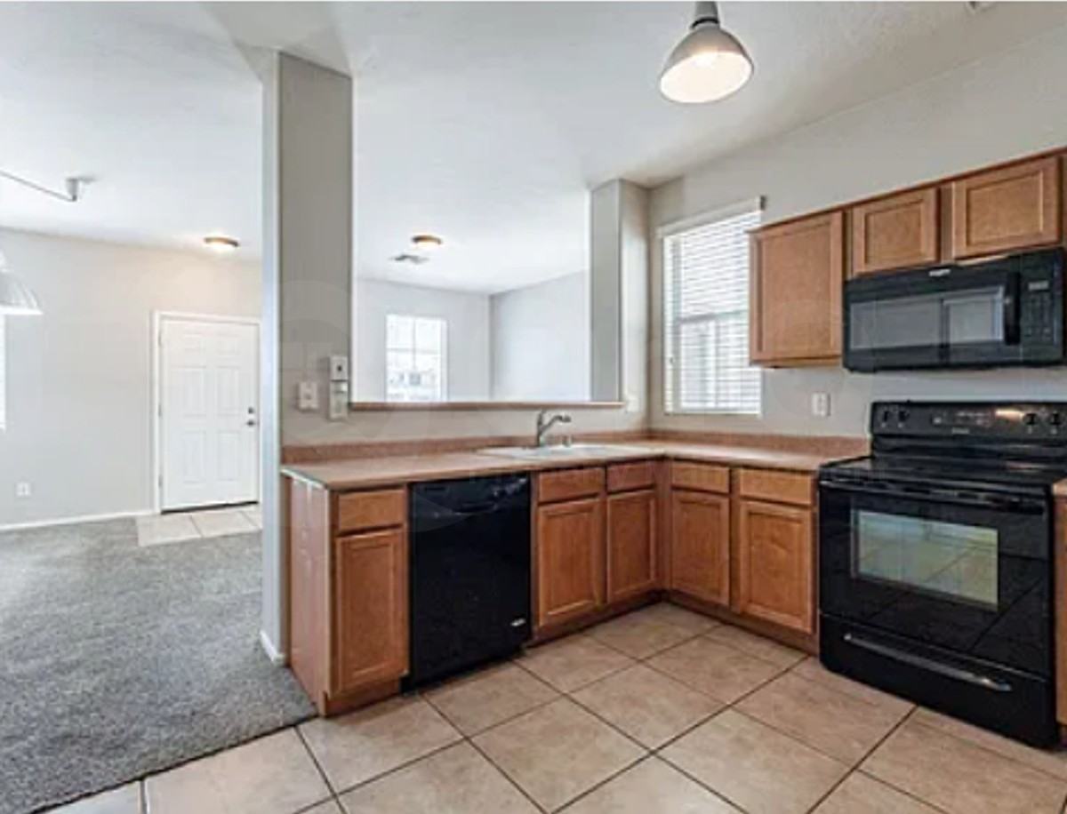 5204 W Albeniz Pl - Photo 7 of 11