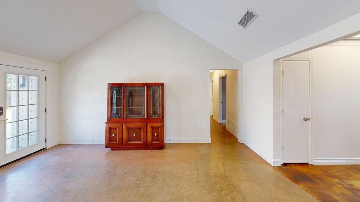 1617 Oak Creek Dr - Photo 2 of 27