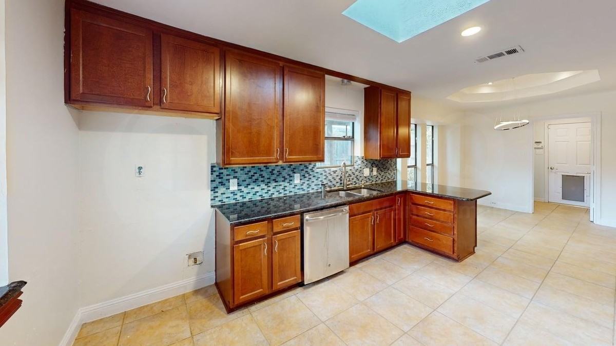 1617 Oak Creek Dr - Photo 4 of 27