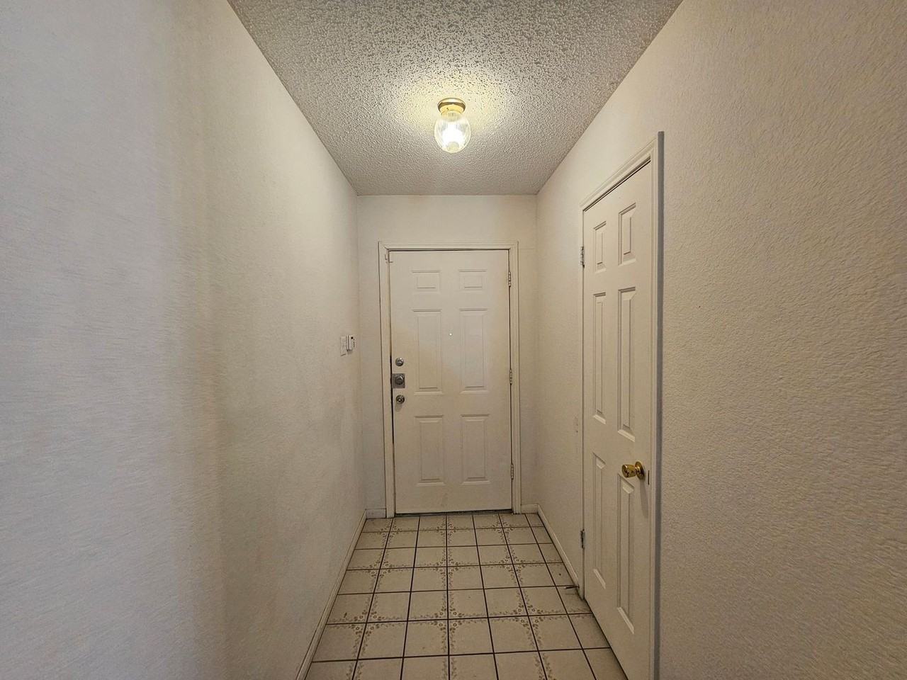 1102 Creek St - Photo 3 of 23