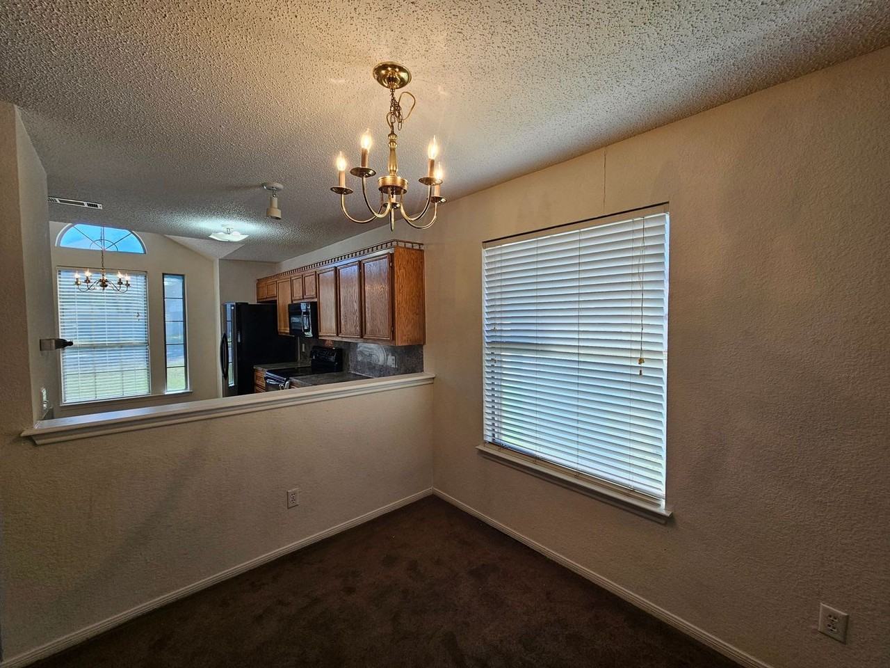 1102 Creek St - Photo 7 of 23