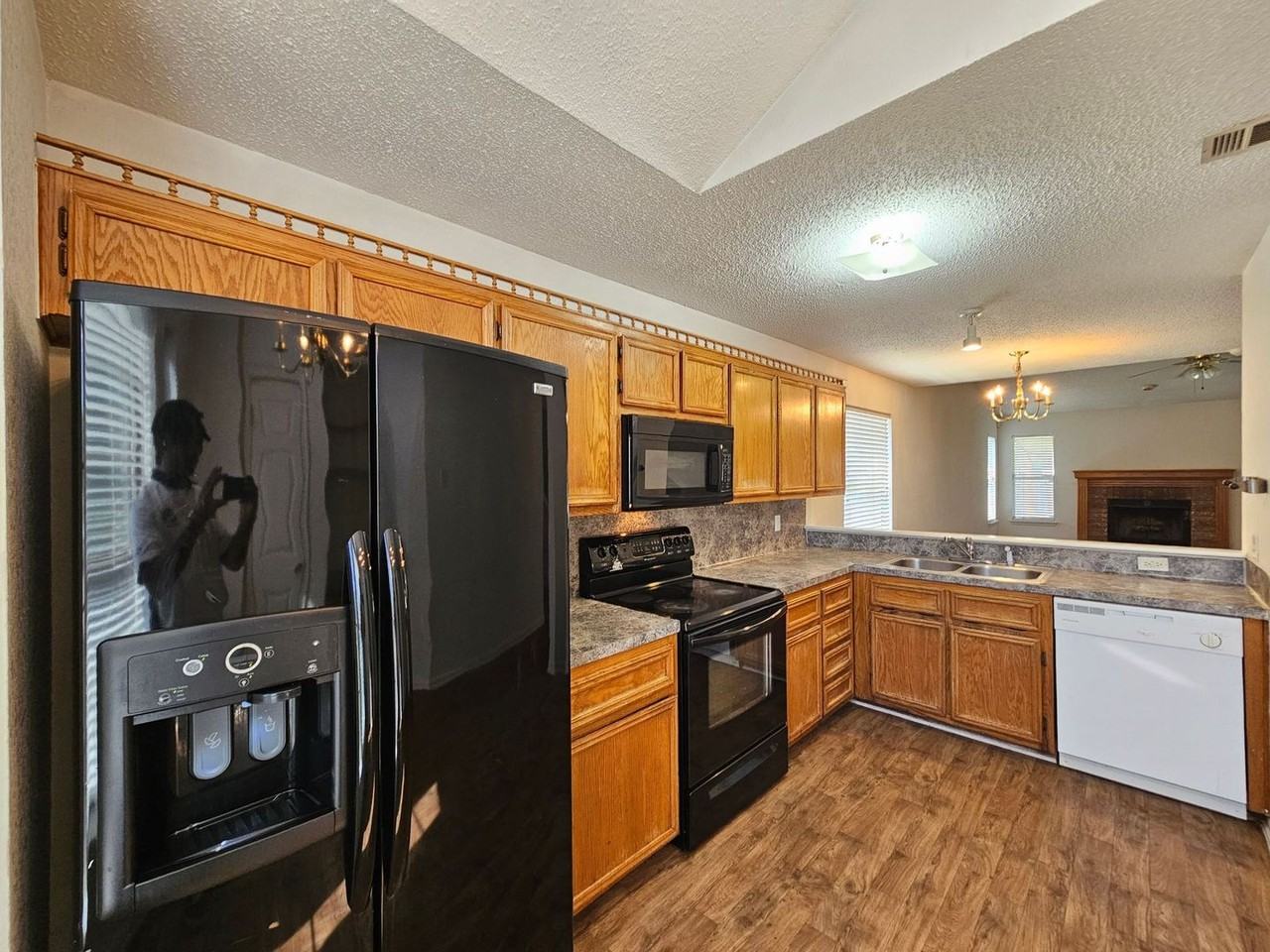 1102 Creek St - Photo 4 of 23