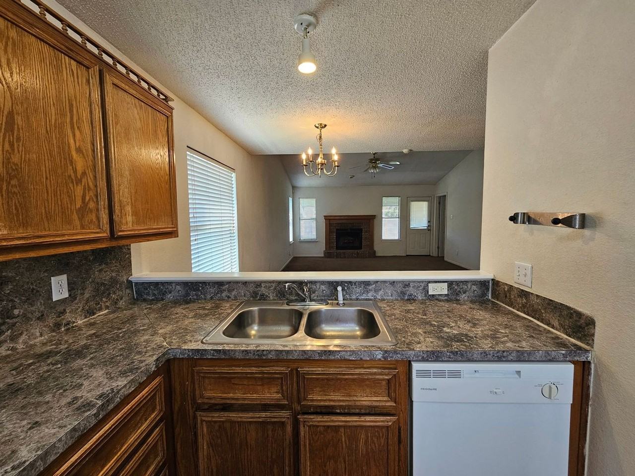1102 Creek St - Photo 6 of 23