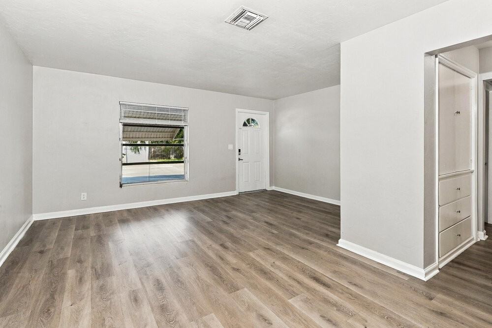 195 E 28th St - Photo 4 of 16