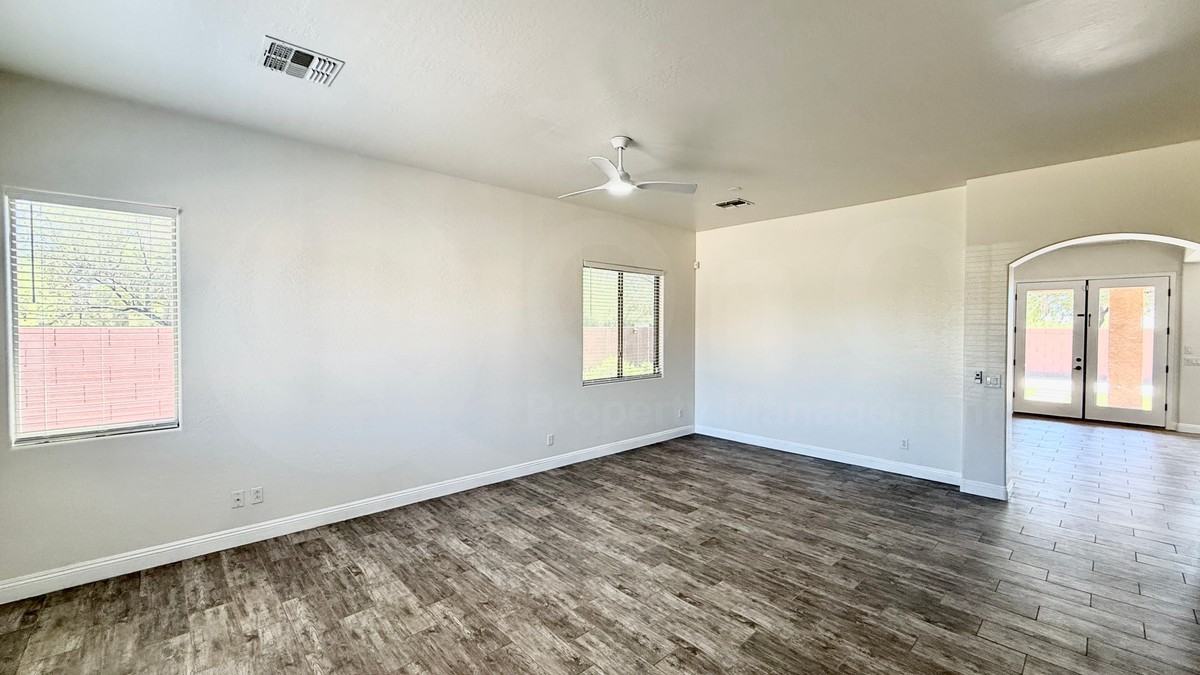 1917 W Spur Dr - Photo 3 of 34