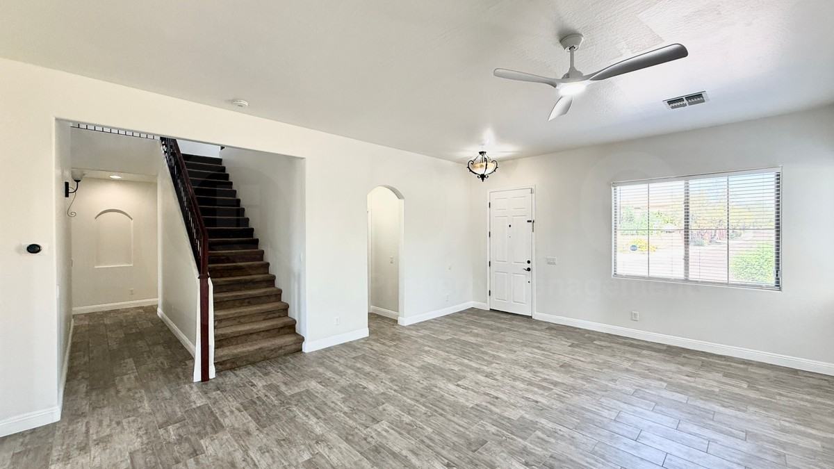 1917 W Spur Dr - Photo 4 of 34