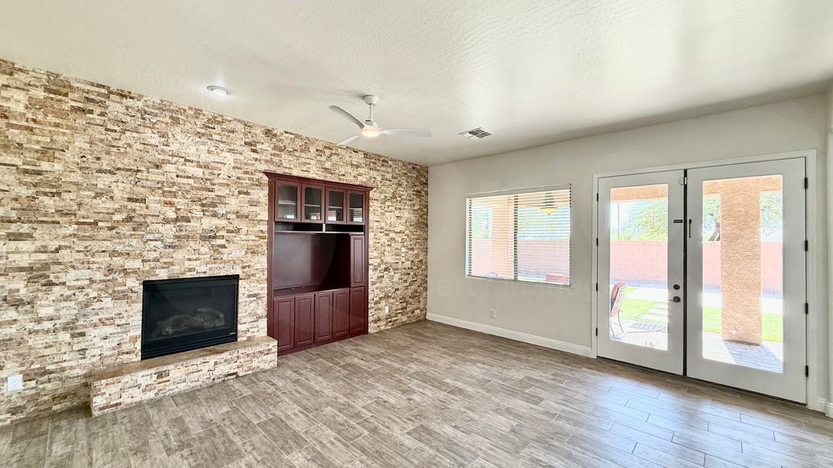 1917 W Spur Dr - Photo 5 of 34