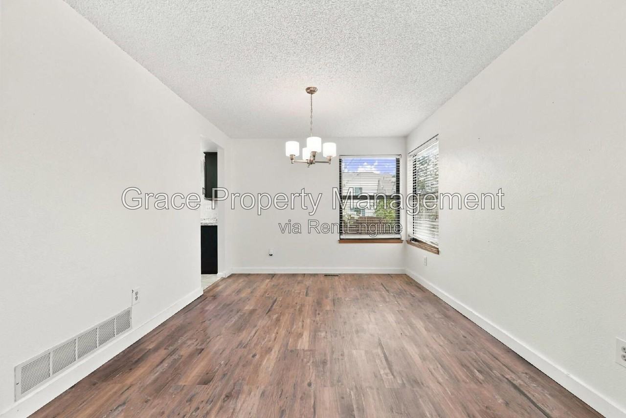 5026 S Evanston St - Photo 4 of 29