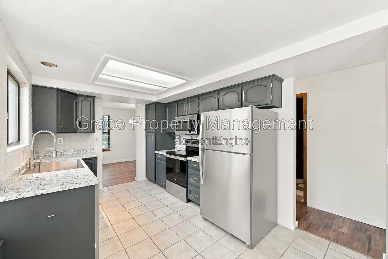 5026 S Evanston St - Photo 5 of 29