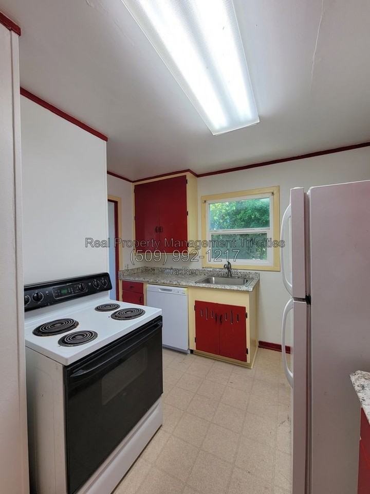 939 Long Ave - Photo 5 of 17